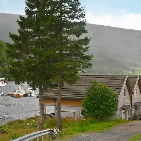 6 Person In Leirvik I Sogn *